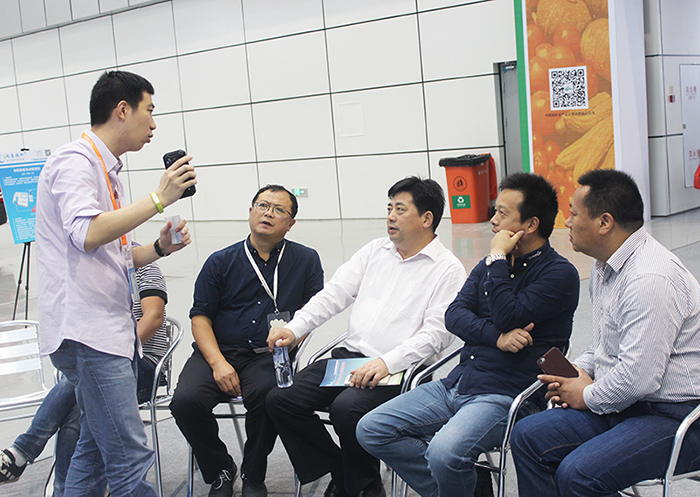 江蘇省如皋市動(dòng)物衛(wèi)生監(jiān)督所魏所長(zhǎng)認(rèn)真聆聽 