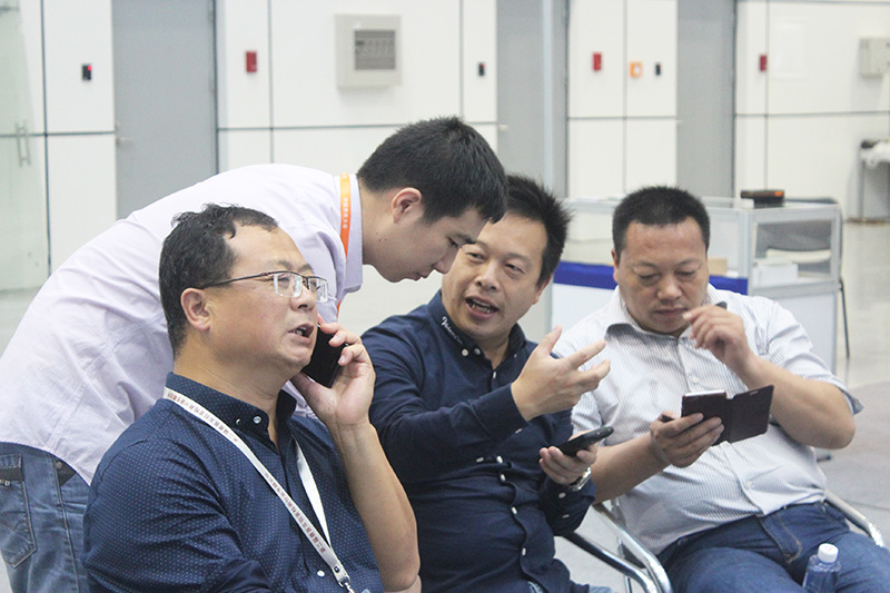 客戶與我司市場(chǎng)部主管進(jìn)行交流